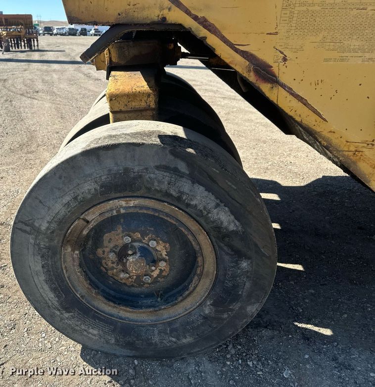 image for item DT7148 1992 Caterpillar PS-180 pneumatic roller