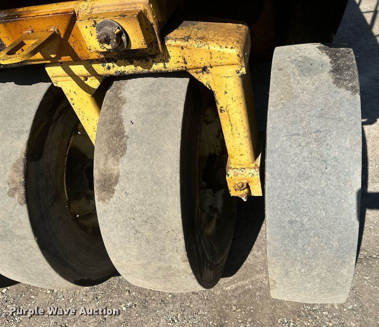 image for item DT7148 1992 Caterpillar PS-180 pneumatic roller