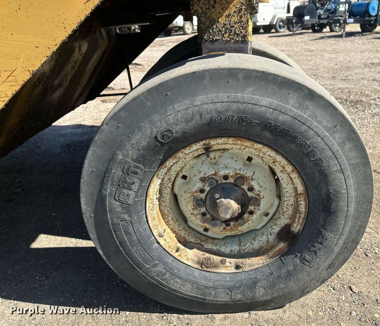 image for item DT7148 1992 Caterpillar PS-180 pneumatic roller