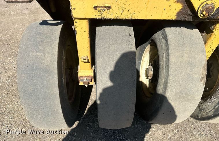 image for item DT7148 1992 Caterpillar PS-180 pneumatic roller