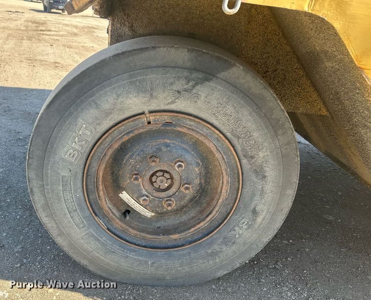 image for item DT7148 1992 Caterpillar PS-180 pneumatic roller