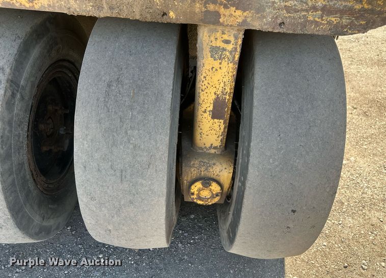 image for item DT7148 1992 Caterpillar PS-180 pneumatic roller