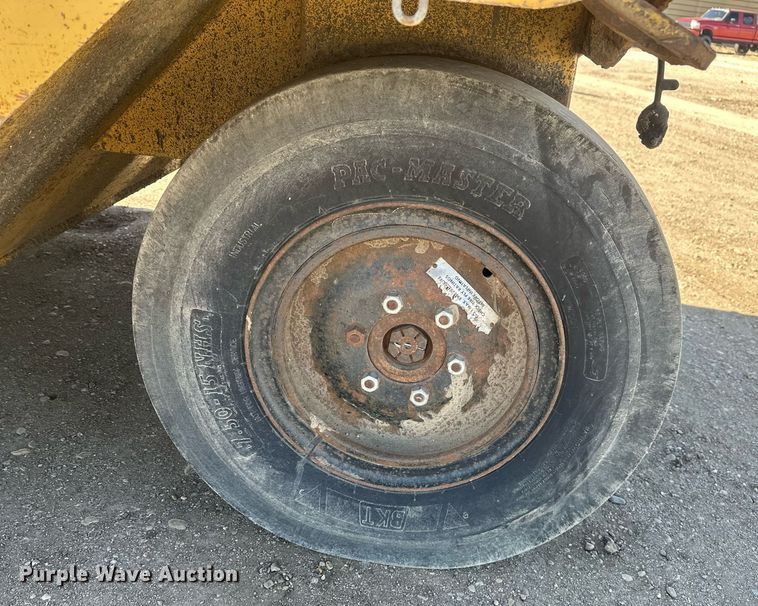 image for item DT7148 1992 Caterpillar PS-180 pneumatic roller