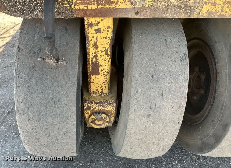 image for item DT7148 1992 Caterpillar PS-180 pneumatic roller