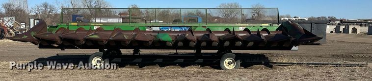 image for item DT7156 2010 John Deere 853A all-crop head