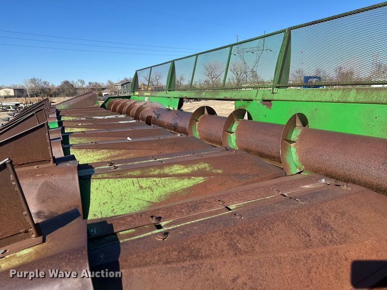 image for item DT7156 2010 John Deere 853A all-crop head