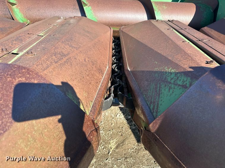 image for item DT7156 2010 John Deere 853A all-crop head