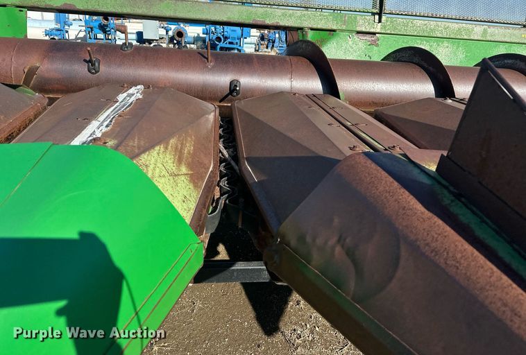 image for item DT7156 2010 John Deere 853A all-crop head