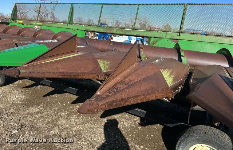 image for item DT7156 2010 John Deere 853A all-crop head