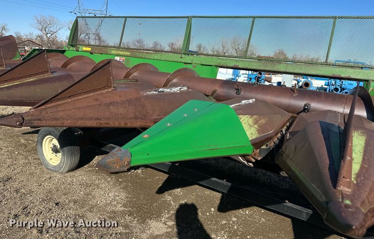 image for item DT7156 2010 John Deere 853A all-crop head