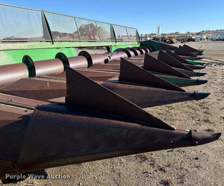 image for item DT7156 2010 John Deere 853A all-crop head