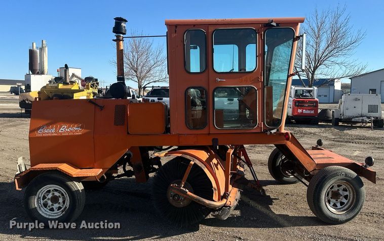 image for item DT7157 1997 Broce Broom RC300 broom