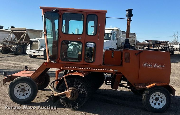 image for item DT7157 1997 Broce Broom RC300 broom