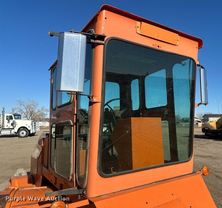 image for item DT7157 1997 Broce Broom RC300 broom