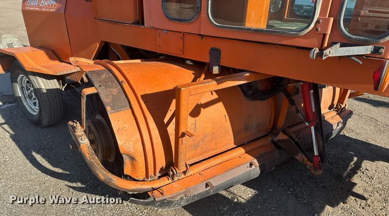 image for item DT7157 1997 Broce Broom RC300 broom