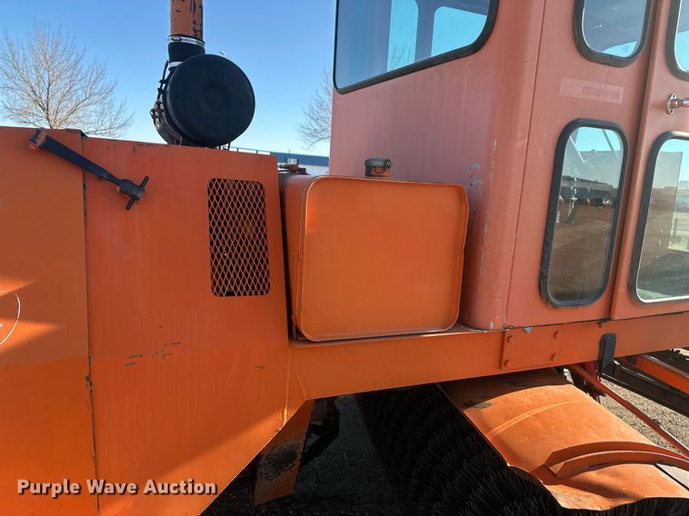 image for item DT7157 1997 Broce Broom RC300 broom