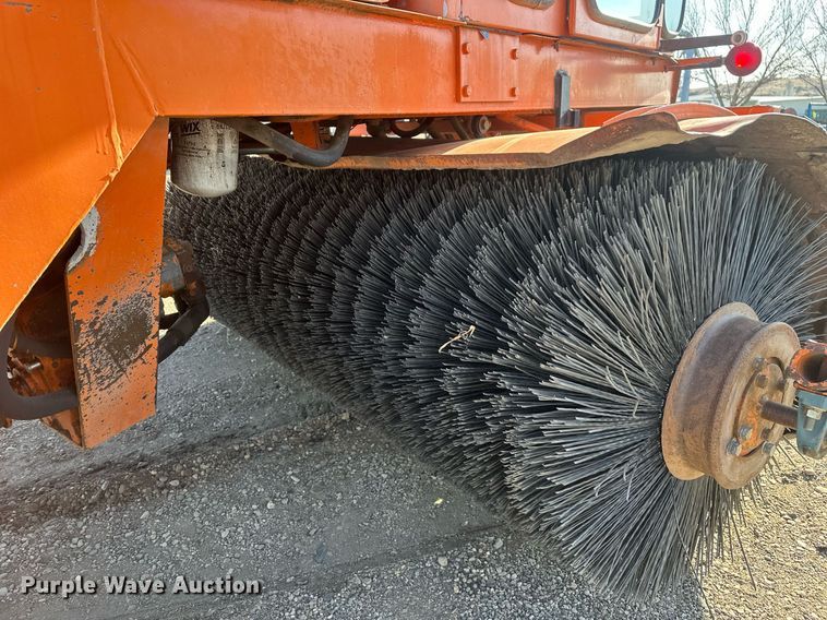 image for item DT7157 1997 Broce Broom RC300 broom