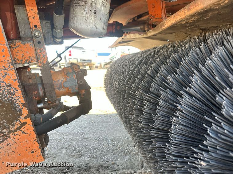 image for item DT7157 1997 Broce Broom RC300 broom