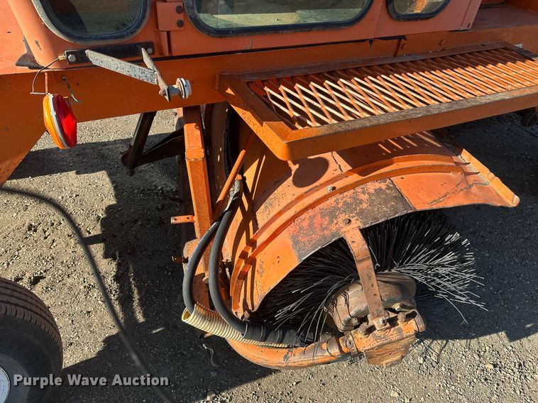 image for item DT7157 1997 Broce Broom RC300 broom