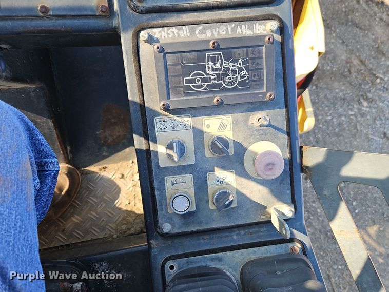 image for item DT7736 2000 Bomag BW213 PDH-3 single drum vibratory roller