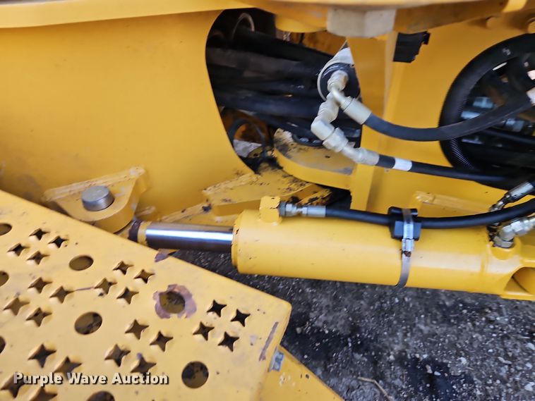 image for item DT7737 2012 John Deere 772G motor grader