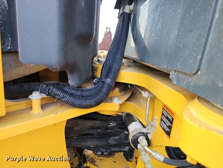 image for item DT7737 2012 John Deere 772G motor grader