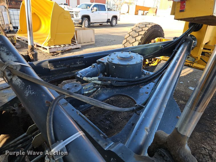 image for item DT7737 2012 John Deere 772G motor grader