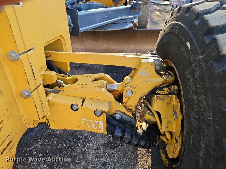 image for item DT7737 2012 John Deere 772G motor grader