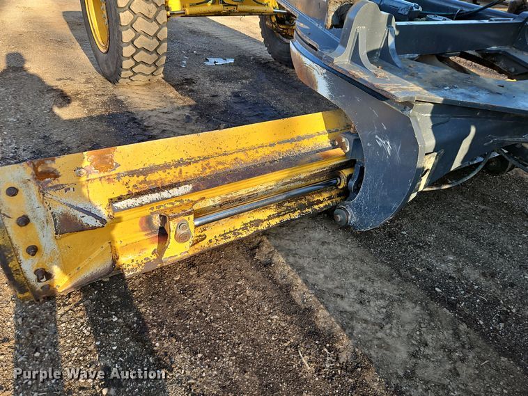 image for item DT7737 2012 John Deere 772G motor grader