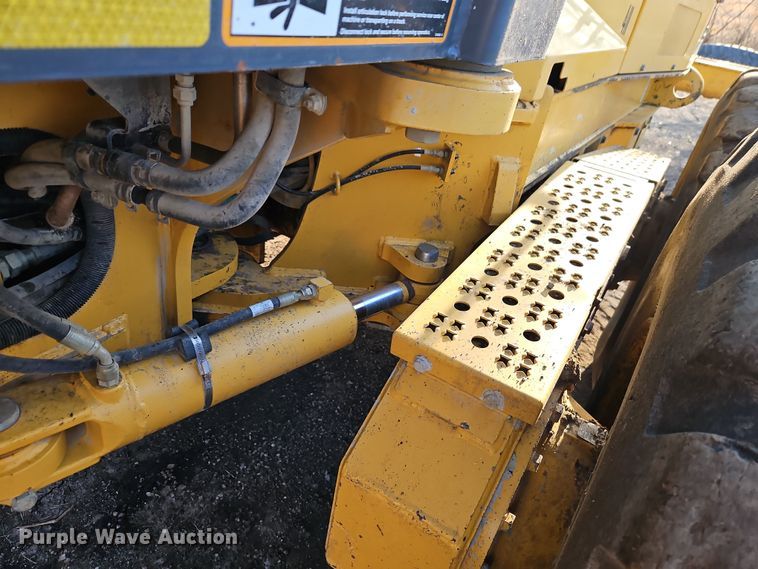 image for item DT7737 2012 John Deere 772G motor grader