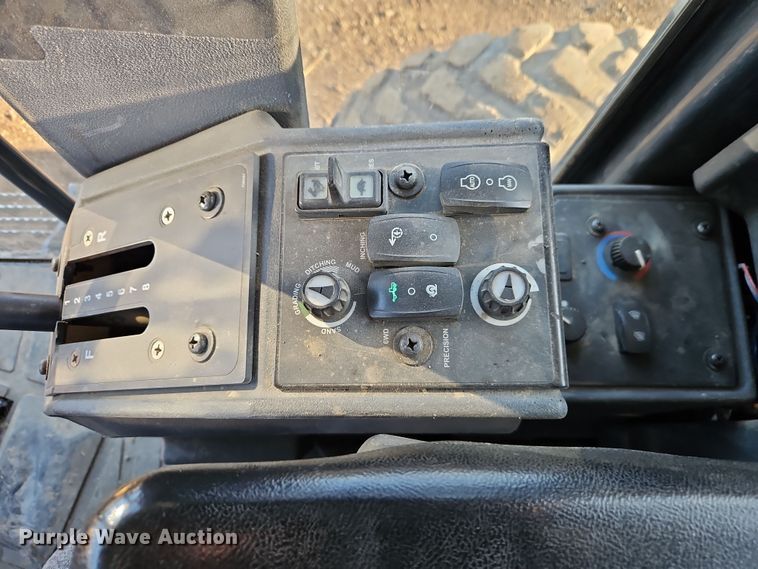 image for item DT7737 2012 John Deere 772G motor grader