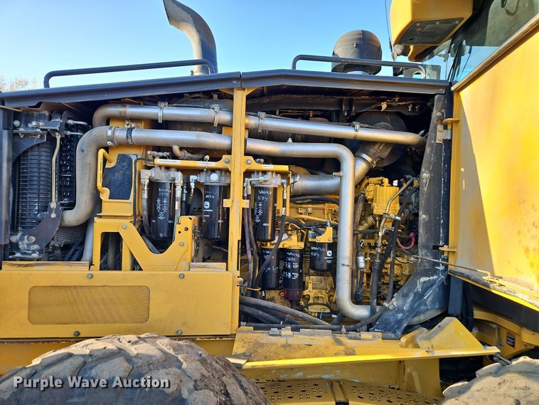 image for item DT7737 2012 John Deere 772G motor grader