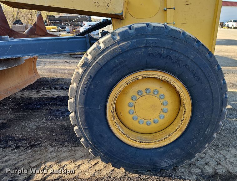 image for item DT7737 2012 John Deere 772G motor grader