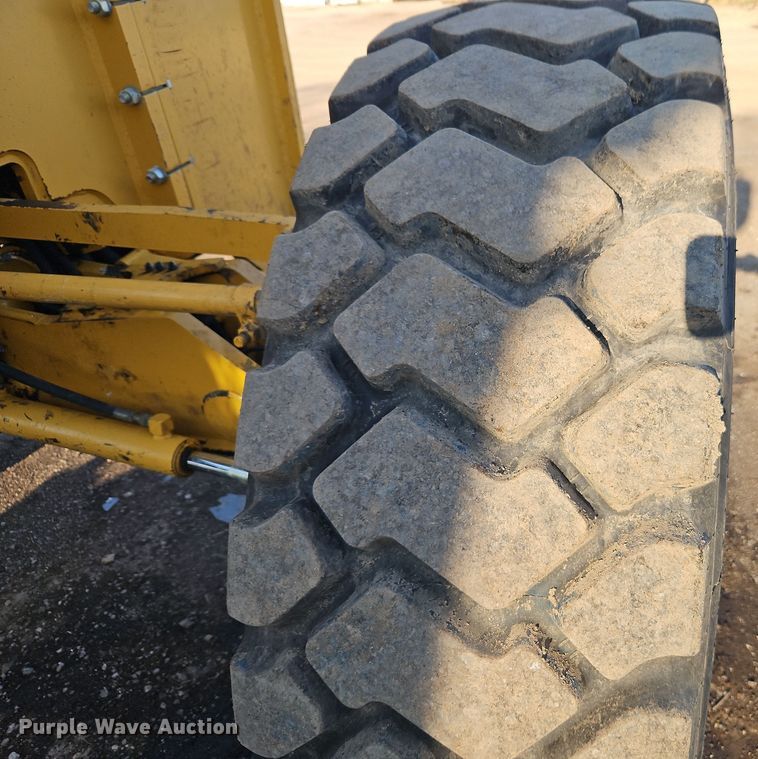 image for item DT7737 2012 John Deere 772G motor grader