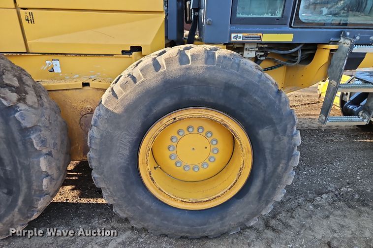 image for item DT7737 2012 John Deere 772G motor grader