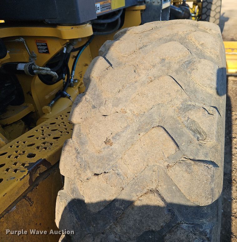 image for item DT7737 2012 John Deere 772G motor grader