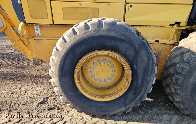 image for item DT7737 2012 John Deere 772G motor grader