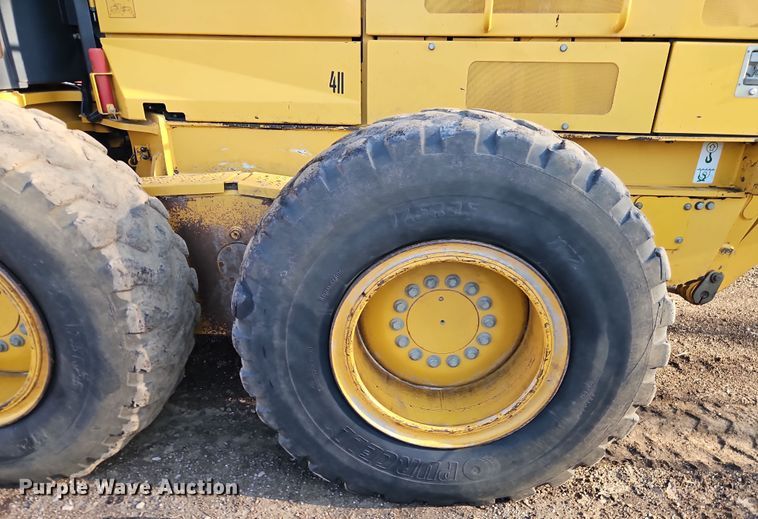 image for item DT7737 2012 John Deere 772G motor grader