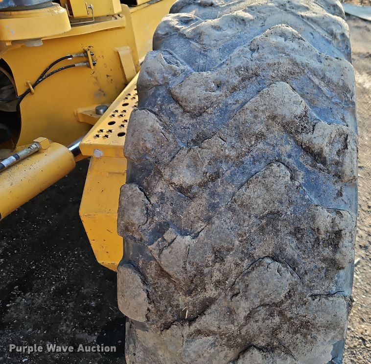 image for item DT7737 2012 John Deere 772G motor grader