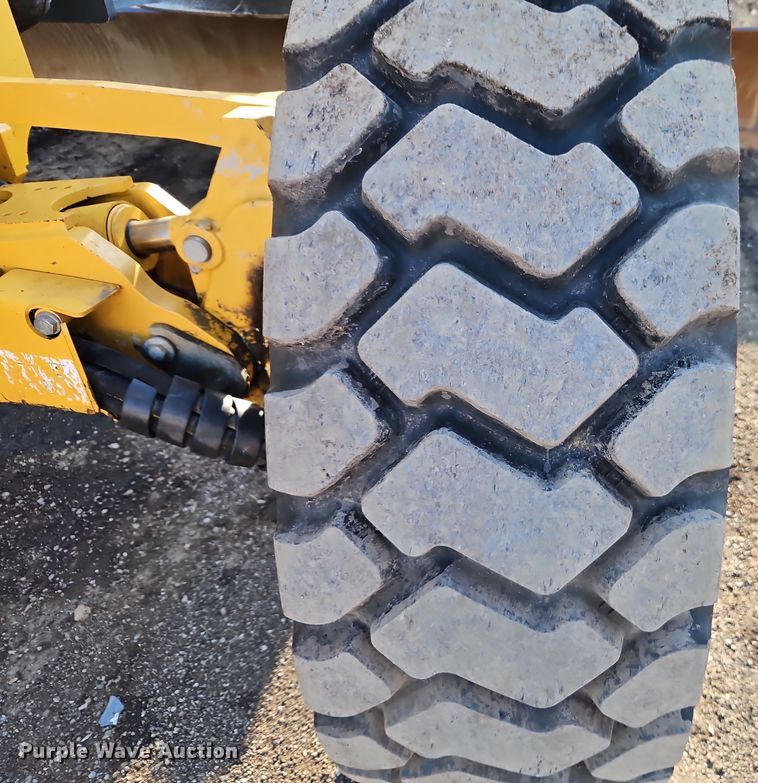 image for item DT7737 2012 John Deere 772G motor grader