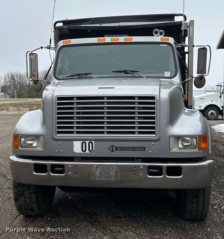image for item DV0743 2001 International  F-4900 dump truck