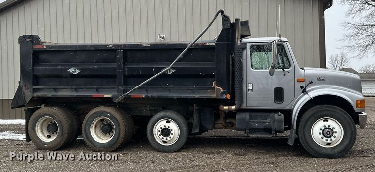 image for item DV0743 2001 International  F-4900 dump truck