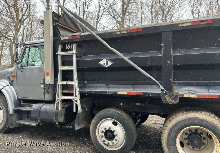 image for item DV0743 2001 International  F-4900 dump truck
