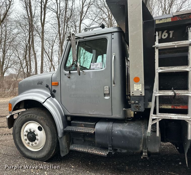image for item DV0743 2001 International  F-4900 dump truck