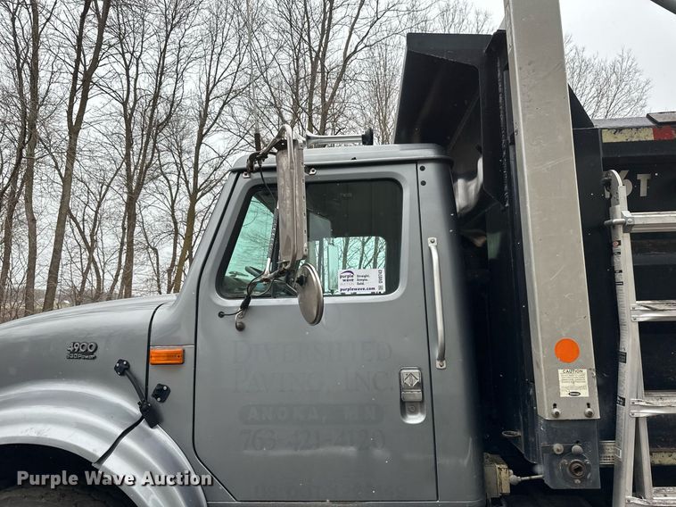 image for item DV0743 2001 International  F-4900 dump truck