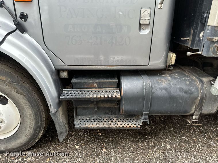 image for item DV0743 2001 International  F-4900 dump truck