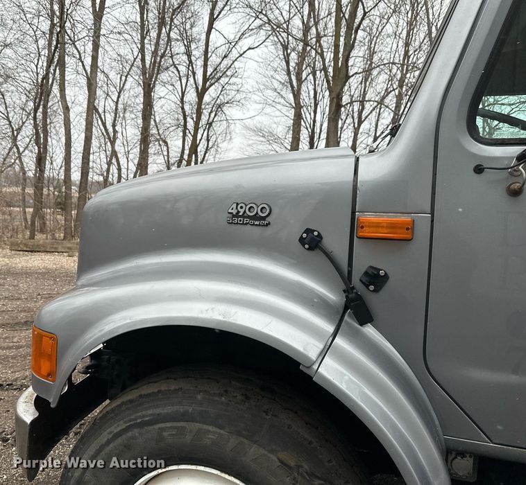 image for item DV0743 2001 International  F-4900 dump truck