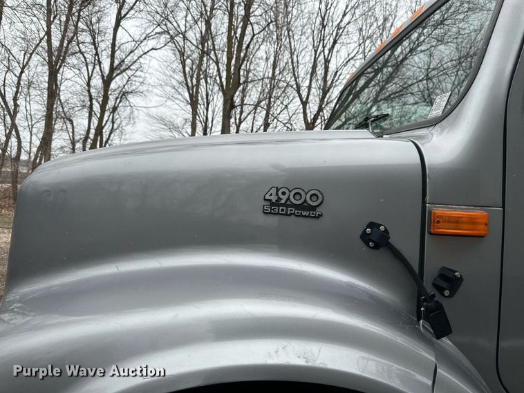 image for item DV0743 2001 International  F-4900 dump truck