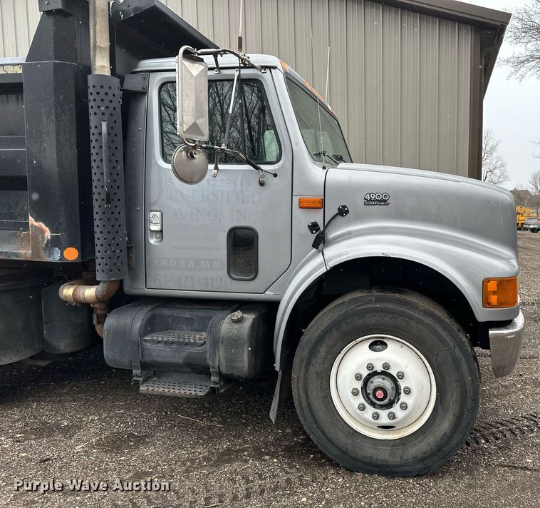 image for item DV0743 2001 International  F-4900 dump truck