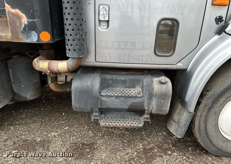 image for item DV0743 2001 International  F-4900 dump truck